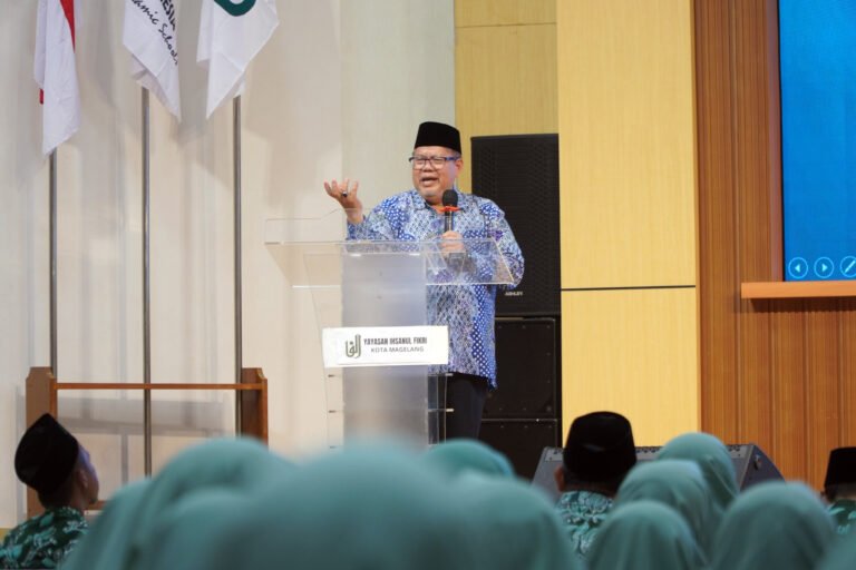 Prof. Dr. Sukro Muhab, M.Si (Dewan Pengawas JSIT Indonesia) Mengisi acara Syawalan Yayasan Ihsanul Fikri