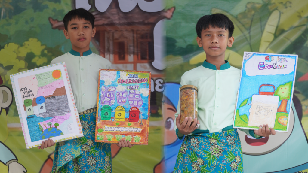 Siswa SD IT Ihsanul Fikri Kota Magelang sedang memarmerkan poster tentang menjaga bumi