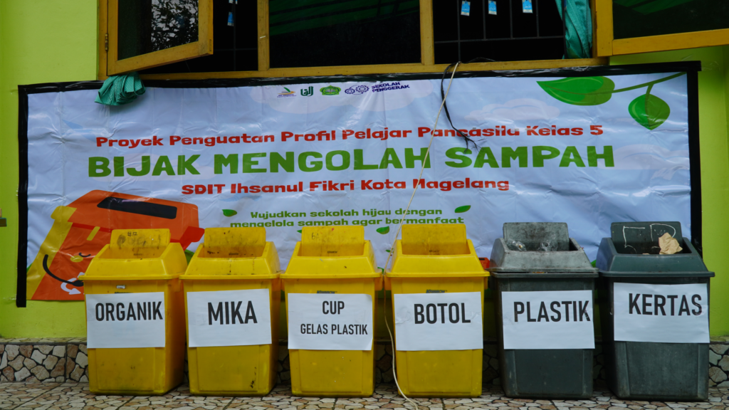 Tempat sampah di SDIT Ihsanul Fikri Kota Magelang yang sudah dipilah dipilah sesuai dengan jenisnya