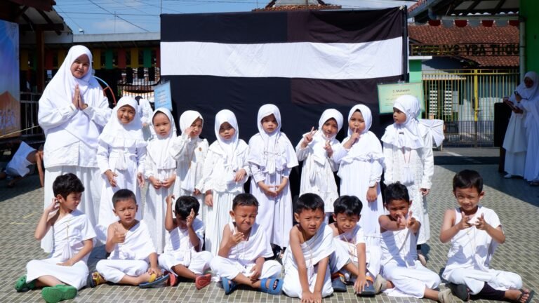 iswa KB-TK Asy Syaffa 2 Magelang sedang simulasi thawaf mengelilingi Ka'bah.