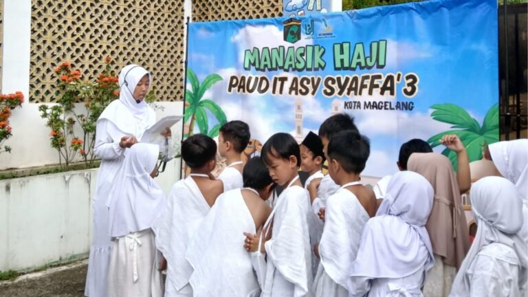 Siswa PAUD IT Asy Syaffa 3 Magelang mengikuti kegiatan manasik haji cilik.