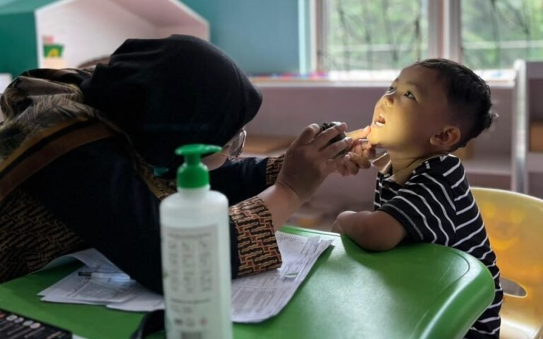 Sosialisasi imunisasi campak oleh tim medis di Magelang.