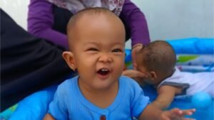 stimulasi sensomotorik anak, bermain air anak usia dini, manfaat water play, melatih motorik kasar toddler, PAUD IT Asy Syaffa 3
