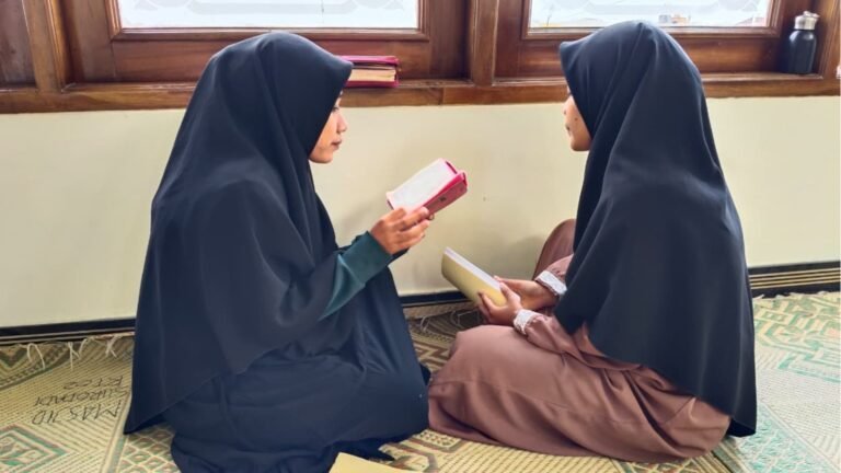 Ustadz-ustadzah SD IT Tahfidzul Quran Ihsanul Fikri sedang melakukan Murajaah berpasangan di karantina guru Al-Qur'an