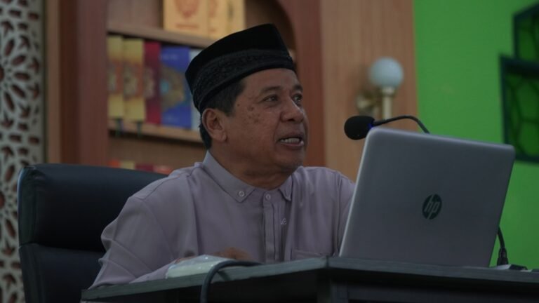 Ustadz Edi Purlani menyampaikan materi makna hijrah bagi pendidik pada kajian KARTUNIS Yayasan Ihsanul Fikri Magelang