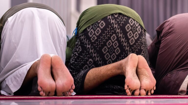 Seseorang sedang khusyuk bersujud di atas sajadah setelah shalat sebagai bentuk ibadah untuk menenangkan jiwa dan melapangkan pikiran.